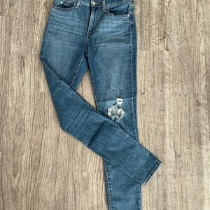 Levi's Women's Skinny Jeans in Medium Blue with Distressed Knee